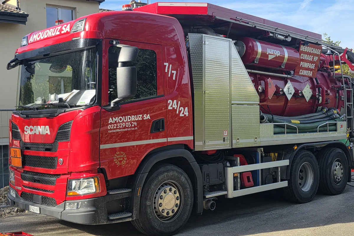 Hydrocureur Scania Amoudruz SA agréé ADR, avec plaques orange et étiquettes de danger