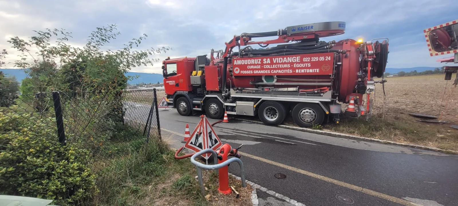 Poids lourd hydrocureur Amoudruz en curage de collecteur, chantier balisé à Genève