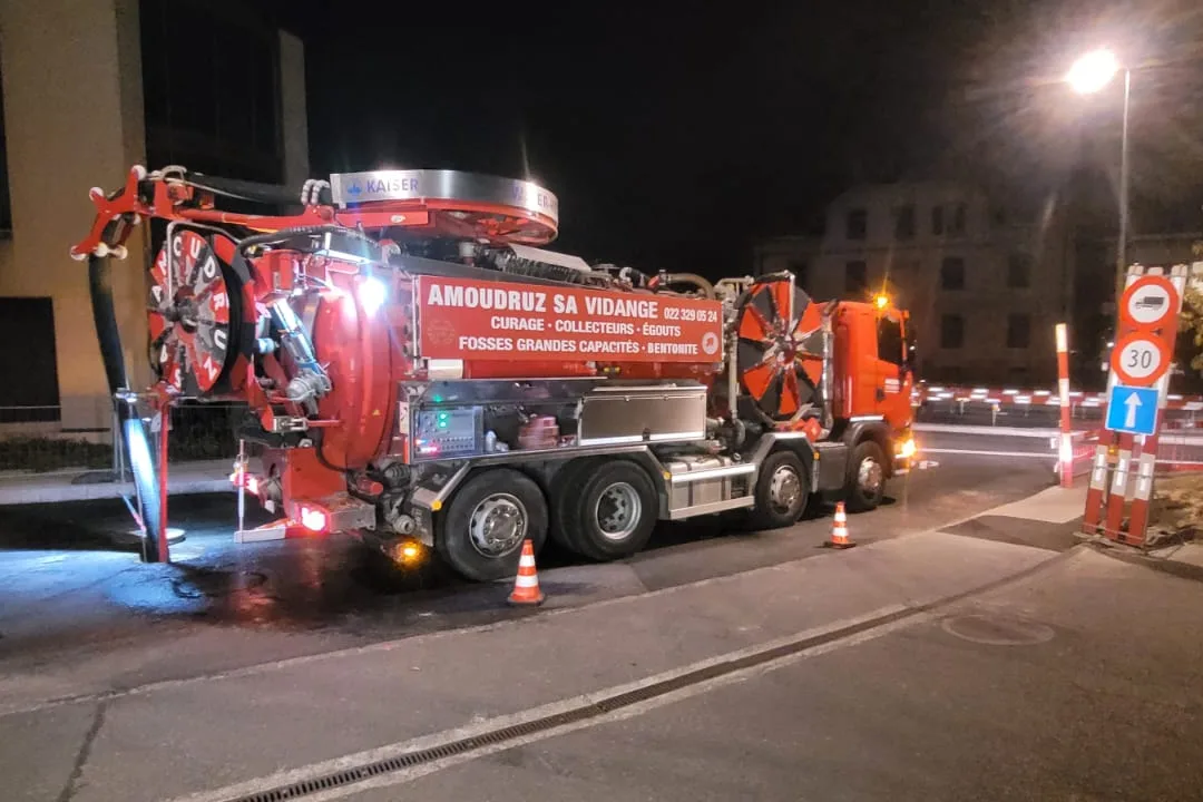 Intervention de nuit sur un collecteur, chantier balisé et éclairé