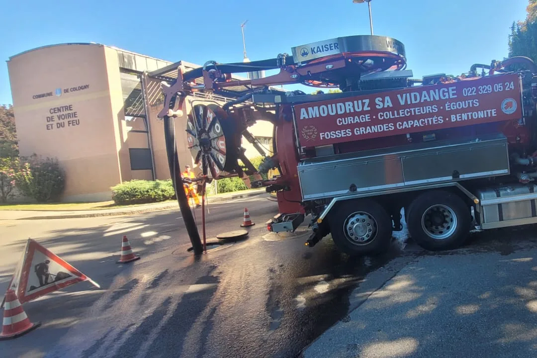 Poids lourd hydrocureur Amoudruz devant un centre de voirie communal