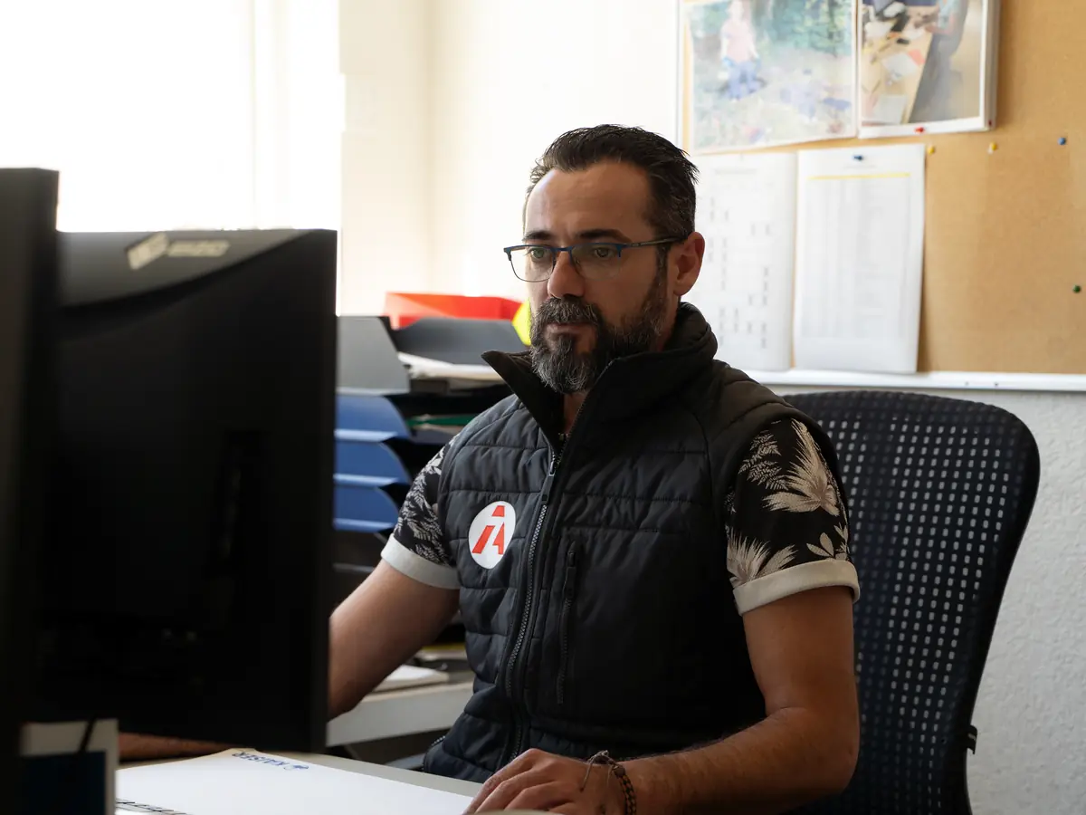 Collaborateur Amoudruz SA au bureau, devant son ordinateur