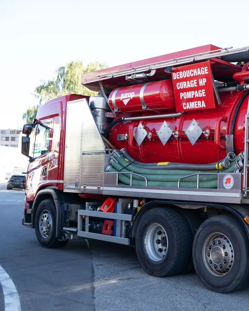 Camion hydrocureur Scania Amoudruz SA prêt pour une intervention planifiée