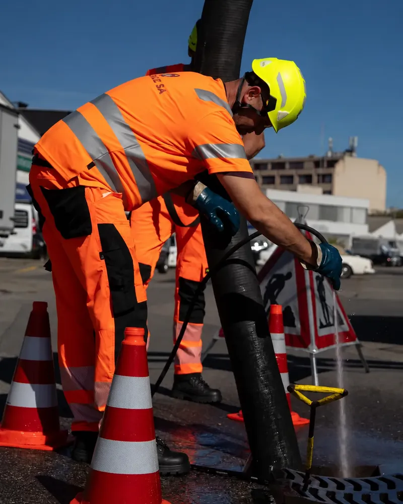 Technicien Amoudruz SA pendant un curage de conduite