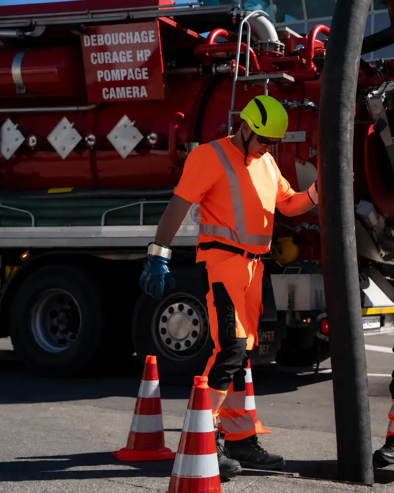 Pompage d'un regard par un technicien Amoudruz
