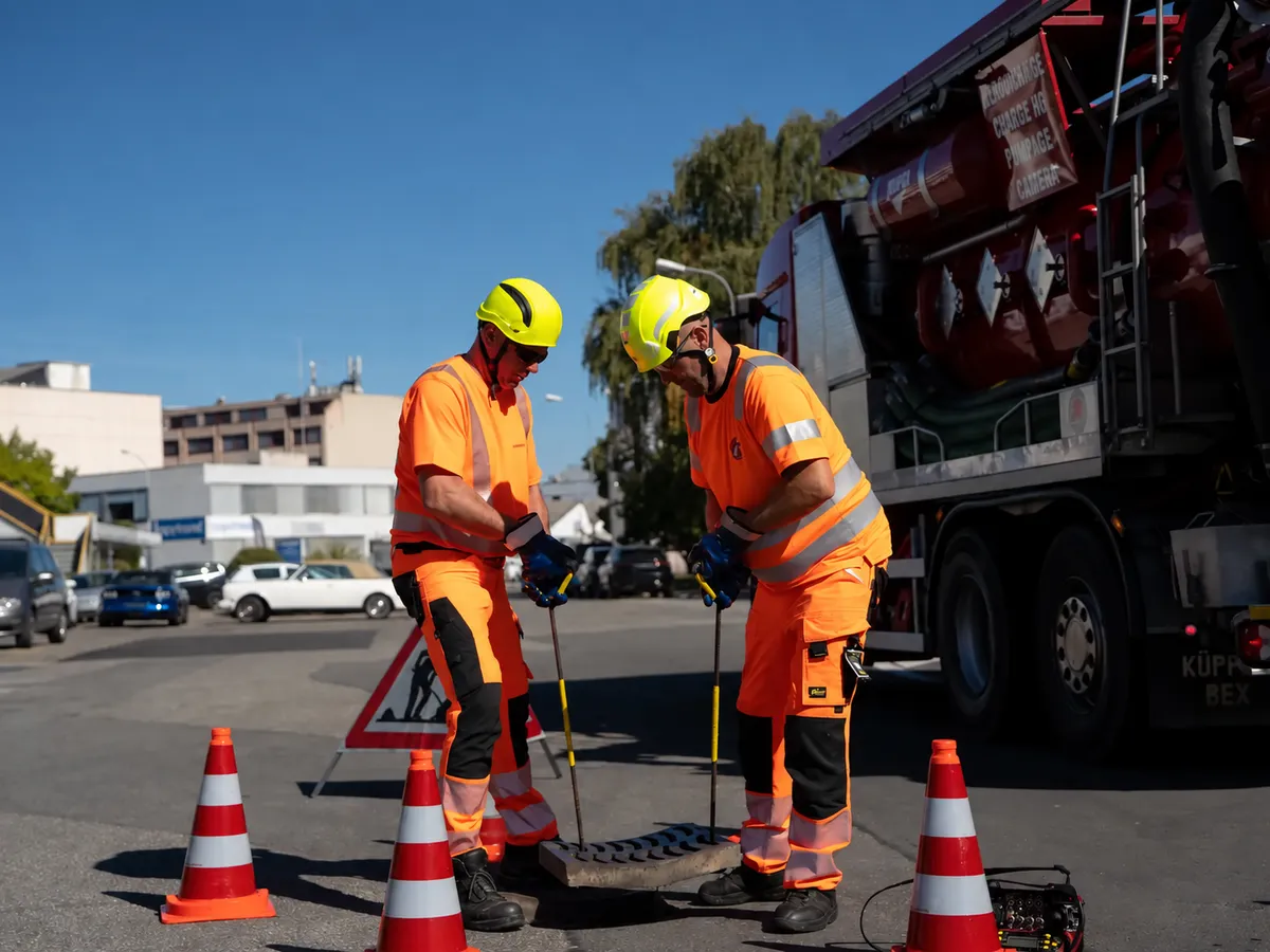 Technicien Amoudruz procédant au débouchage d’un collecteur
