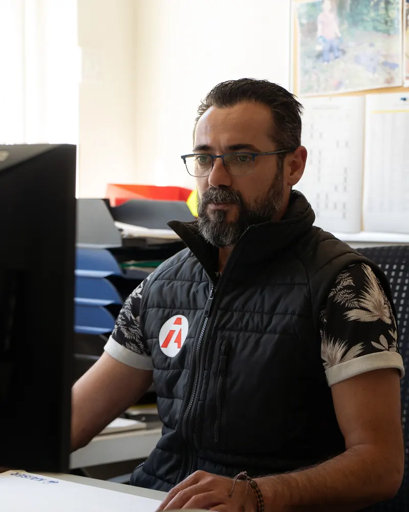 Collaborateur Amoudruz SA au bureau, en train de préparer un devis