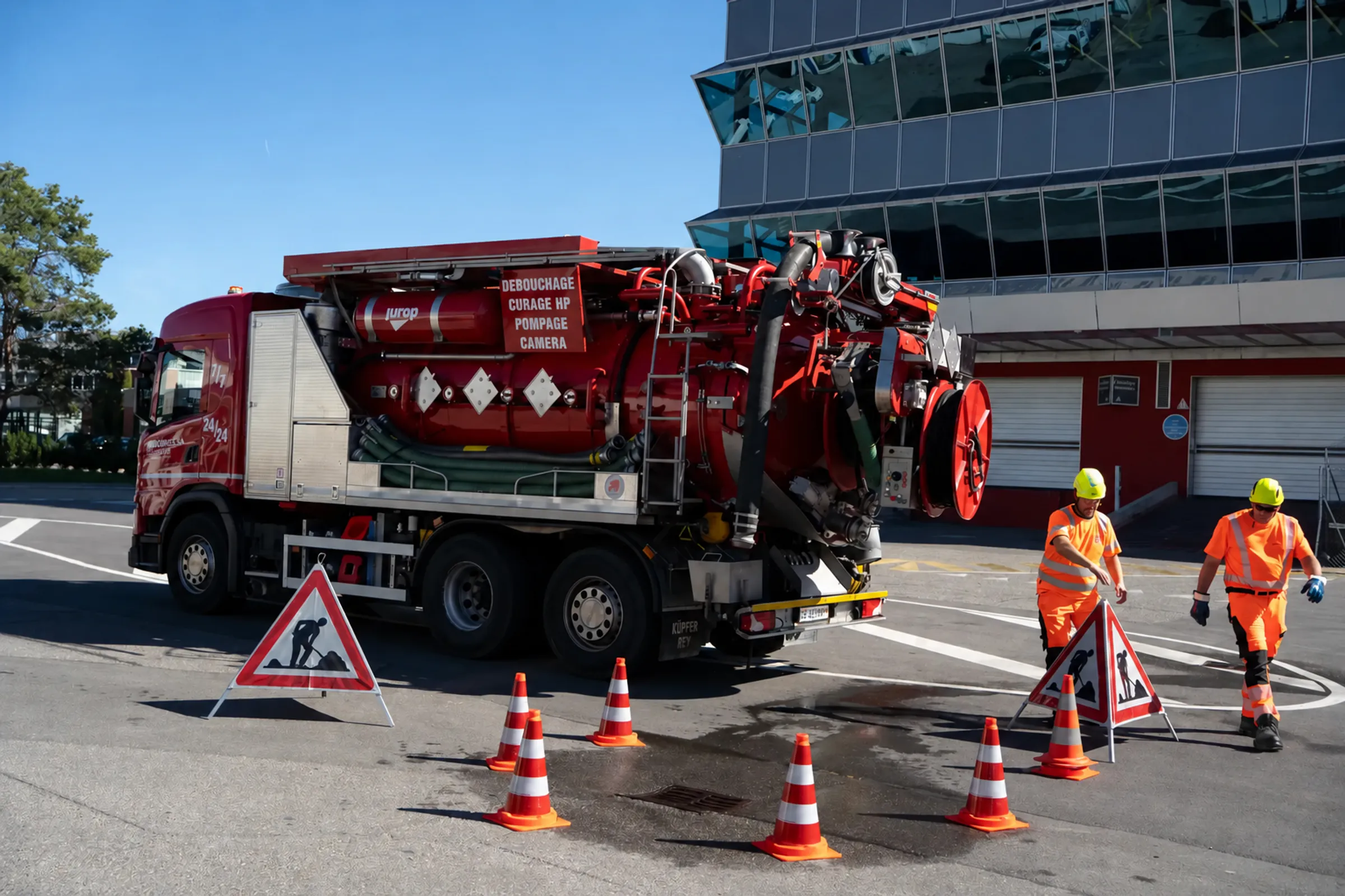 Techniciens Amoudruz SA balisant une intervention devant un camion hydrocureur à Genève
