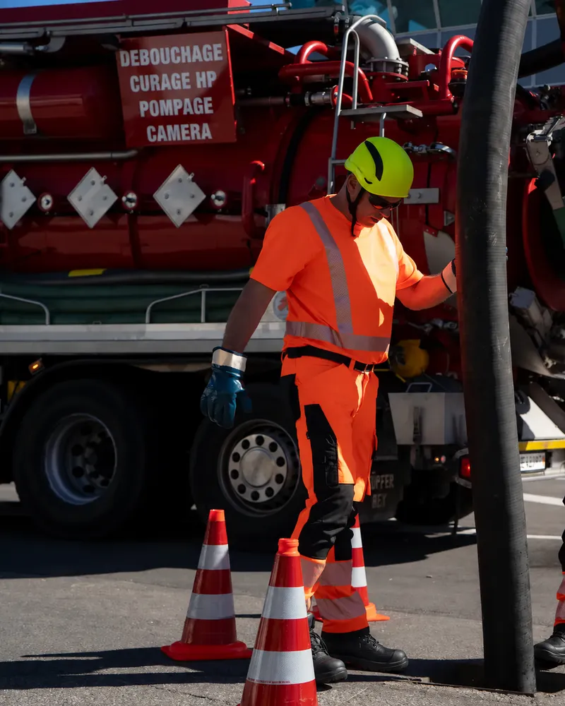 Pompage par le tuyau d'aspiration d'un hydrocureur Amoudruz SA