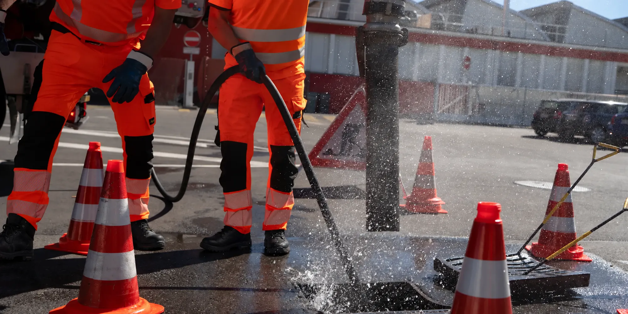 Hydrocurage d'un regard par l'équipe Amoudruz SA, eau utilisée au plus juste