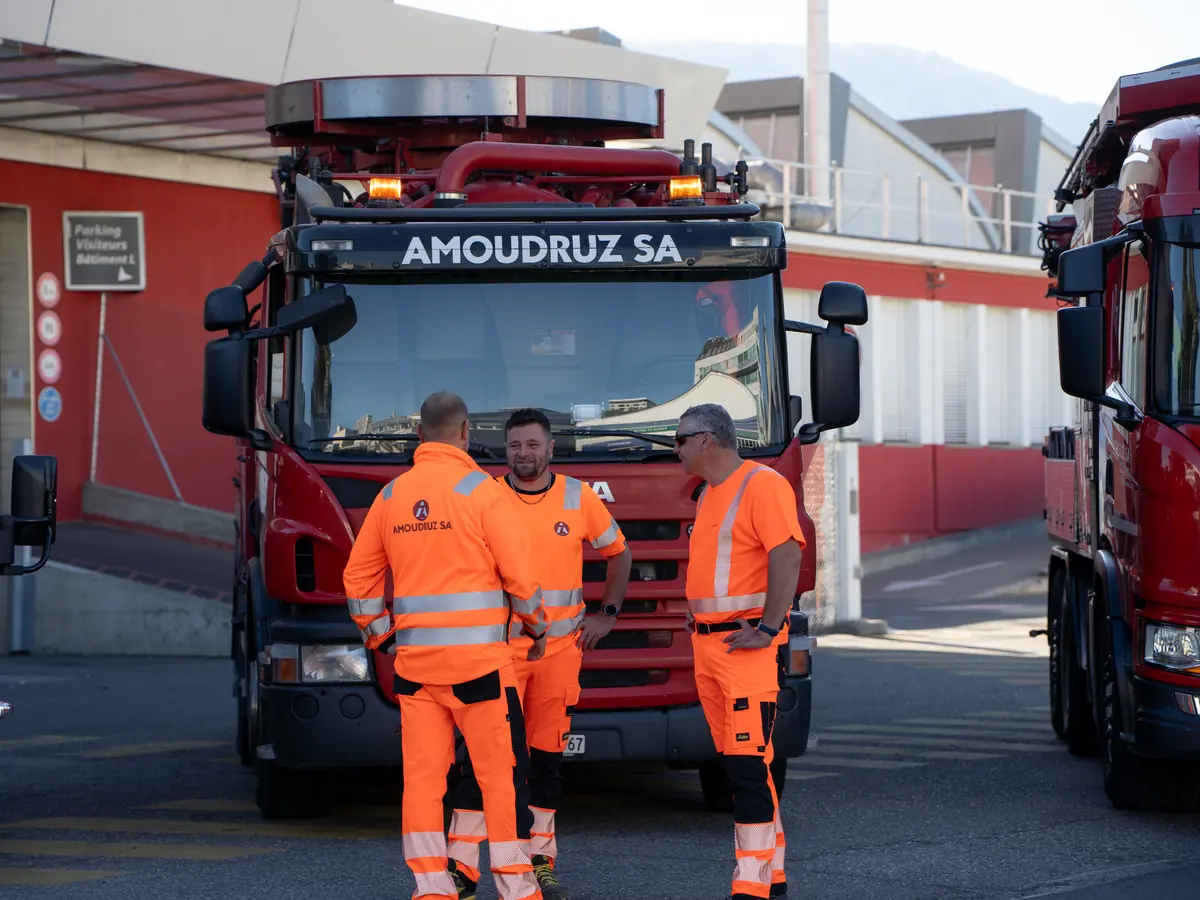 Binôme de techniciens Amoudruz SA sur le terrain