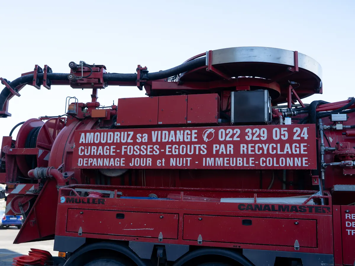 Camion recycleur Amoudruz SA : curage, fosses et égouts par recyclage de l'eau